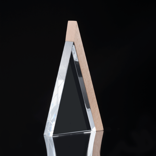 DETALLE CRISTAL TRANSLÚCIDO TROFEO TRIANGLE