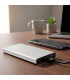 POWER BANK COMPACTO EN ENTORNO DE OFICINA MODERNA